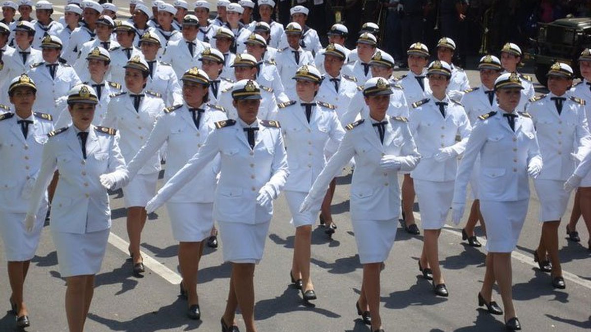 live Executable To meditation Justiça ordena que Marinha autorize sargento trans a usar nome social e  farda feminina