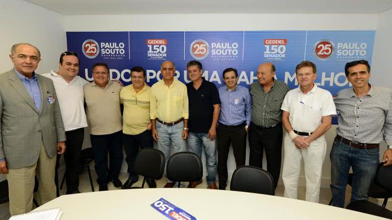 Imagem Paulo Souto recebe apoio de petista e anuncia bolsa para aluno do ensino médio