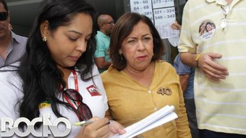 Imagem Lídice acompanha Eliana Calmon em local de votação
