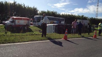 Imagem Ônibus de turismo tomba e deixa 11 pessoas feridas na BR-324 