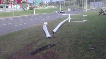 Imagem Motorista perde controle, bate em carro, em árvore e derruba poste na Paralela