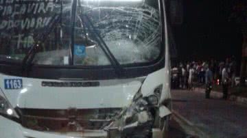 Imagem Camaçari: homem morre em colisão entre moto e microônibus