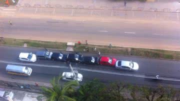 Imagem Sete carros se envolvem em engavetamento no Imbuí