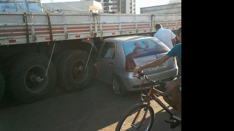 Imagem Carro para embaixo de carreta em acidente e motorista sai ilesa