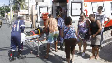 Imagem Após colisão, motociclista é arremessado contra poste na Paulo VI