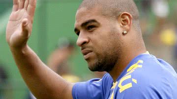 Imagem Adriano negocia com Coritiba e Criciúma; empresário nega