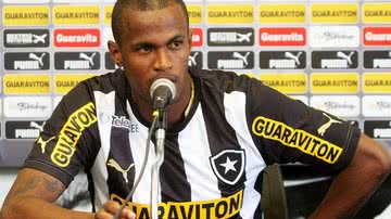 Imagem Vitória negocia contratação de volante Aírton