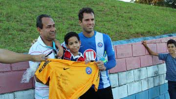 Imagem Bahia doa camisa para ajudar garoto que tem paralisia