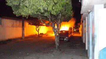 Imagem Amargosa sitiada: homens armados invadem delegacia e libertam presos