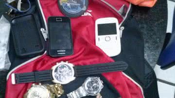 Imagem Policiais prendem homem com objetos roubados na Pituba