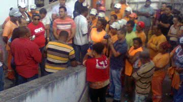 Imagem Garis que recebem R$ 200 por mês param Araci com manifestação