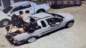 Imagem Bandidos assaltam banco e distribuem notas de R$ 5 para população durante fuga