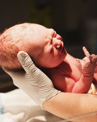 Imagem Foto de bebê que parece fazer gesto obsceno ao nascer vira hit na web