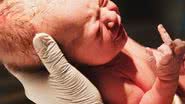 Imagem Foto de bebê que parece fazer gesto obsceno ao nascer vira hit na web