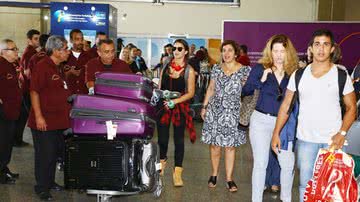 Imagem Bruna Marquezine desembarca com a mãe no Rio
