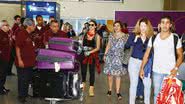 Imagem Bruna Marquezine desembarca com a mãe no Rio