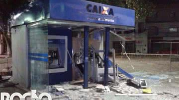 Imagem Bandidos levam cofre de caixa eletrônico após trancarem policiais em delegacia