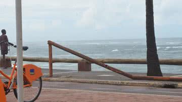 Imagem Chuva causa estrago no calçadão da orla de Amaralina. Veja fotos