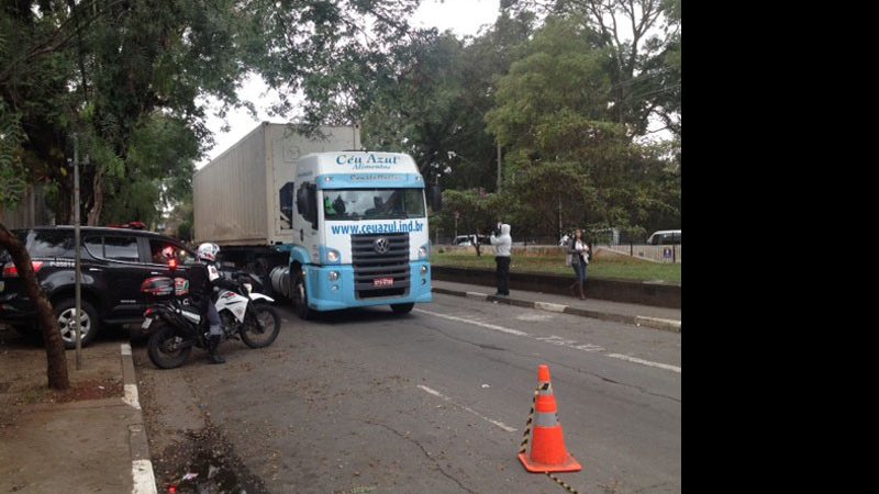 Imagem Morte de Campos: caminhão-frigorífico chega ao IML para armazenar corpos