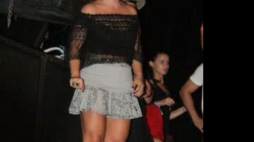 Imagem Carla Perez aparece mais gordinha ao lado do marido em show
