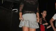 Imagem Carla Perez aparece mais gordinha ao lado do marido em show