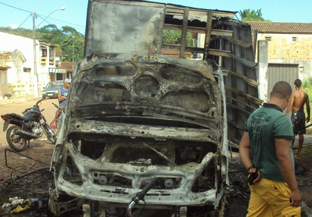 Imagem Delegacia investiga suspeitos de atearem fogo em caminhão do cantor Pablo