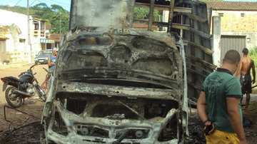 Imagem Delegacia investiga suspeitos de atearem fogo em caminhão do cantor Pablo