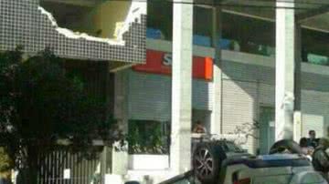 Imagem Carro despenca de garagem e cai em via pública