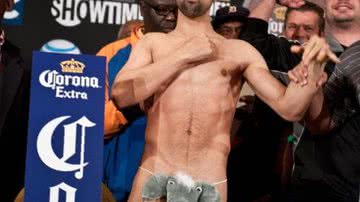 Imagem Boxeador usa cueca em formato de elefante em pesagem oficial