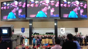 Imagem 'Preciso do voto do povo e da graça de Deus', diz Dilma em igreja