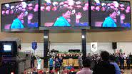 Imagem 'Preciso do voto do povo e da graça de Deus', diz Dilma em igreja