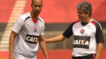 Imagem Ney Franco comemora 1.000º gol anotado por Dinei