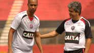 Imagem Ney Franco comemora 1.000º gol anotado por Dinei