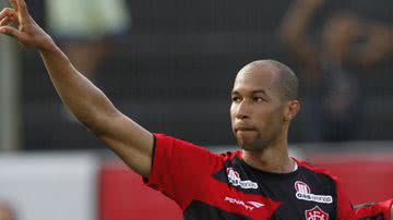 Imagem Dinei e mais três jogadores não participam de treino no Vitória