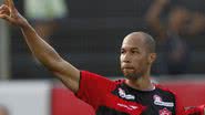 Imagem Dinei e mais três jogadores não participam de treino no Vitória