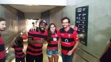 Imagem Lázaro Ramos e Wagner Moura assistem triunfo do Vitória no Maracanã