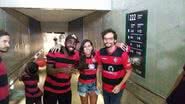 Imagem Lázaro Ramos e Wagner Moura assistem triunfo do Vitória no Maracanã