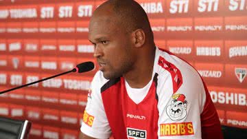 Imagem Vitória pode contratar zagueiro encostado no São Paulo