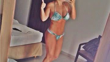 Imagem Fernanda Souza faz selfie de biquíni no espelho e recebe elogios na web