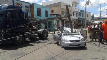 Imagem Poste cai sobre carro próximo a Brasilgás
