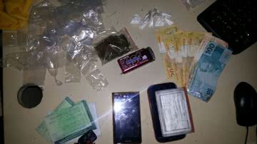 Imagem PM prende homem com drogas em praça do Imbuí