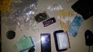 Imagem PM prende homem com drogas em praça do Imbuí