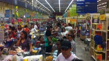 Imagem Indignados, clientes do Bompreço enfrentam filas e denunciam redução de caixas