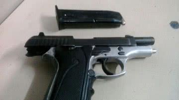 Imagem Menor é apreendido com pistola dentro de ônibus