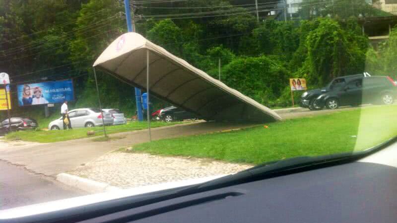 Imagem Sem manutenção, toldo de ponto de apoio da PM é derrubado por ventania
