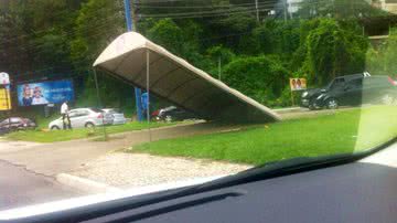 Imagem Sem manutenção, toldo de ponto de apoio da PM é derrubado por ventania