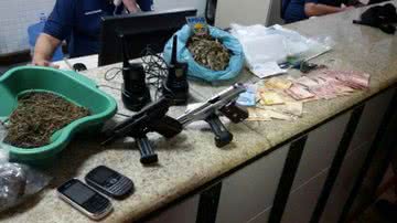 Imagem PM prende homens com pistolas e drogas em Simões Filho