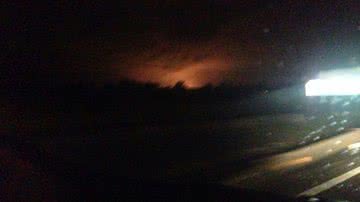 Imagem Incêndio chama atenção de pessoas que passam na Estrada do Coco 