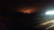 Imagem Incêndio chama atenção de pessoas que passam na Estrada do Coco 