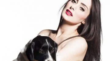 Imagem Francine faz topless com cachorro e diz: homem gosta de mulher de verdade